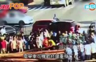 (粵)貨車急轉彎跌木材　活埋鐵騎士