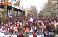 巴黎逾萬人參加「紅頸巾」遊行 反對「黃背心」示威