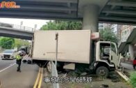 交通意外｜灣仔貨車電單車相撞貨車撼鐵欄乘客受傷