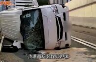 交通意外｜中環貨Van自炒翻側 司機乘客受傷送院