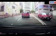 車Cam直擊｜私家車高速掟彎迎頭狂撼對線車 車頭變形釀4傷