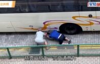 女童捲車底｜慈雲山7歲女童捲校巴車底 兩男抱起傷者移動惹爭議