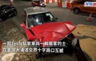 交通意外｜荃灣的士Tesla攔腰猛撼釀兩傷  交通燈被撞塌擊中另一車