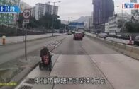 8旬翁坐電動輪椅觀塘道行駛 身旁車輛擦身過驚險萬分 警到場截獲