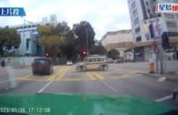 車cam｜粉嶺兩車相撞 私家車疑睇錯燈號衝紅燈 途人險被撞嚇到彈起