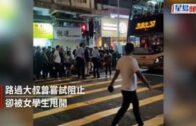 女學生衝馬路怒阻巴士開車 送車尾大鬧深水埗 大叔攔唔住:你讀過書未呀!|Juicy叮