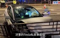 尖沙嘴Tesla越6條行車線 撞燈柱鐵欄 男司機涉酒駕被捕