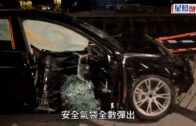 元朗罕見車禍｜天眼直擊片段曝光 Tesla避狗失控掃欄直插明渠