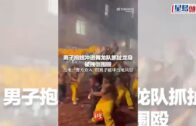 廣西炮龍節｜男子抱小孩衝進舞龍隊扯龍鬚 被一眾護龍壯漢圍毆｜有片