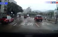 車cam直擊｜龍翔道私家車雨下撞壆繼續行 突「甩轆」險擊中的士釀車禍