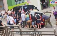 香港仔水塘道女子捱的士撞被困車底 一度昏迷 多名熱心途人抬車救人