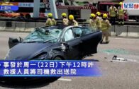 車cam直擊|大埔吐露港公路Tesla撞壆翻觔斗 車頭劏開尾轆飛脫