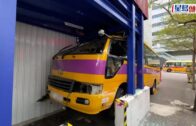 九龍塘添福道校巴失控衝上行人路 司機一度被困