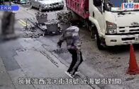 天眼直擊｜筲箕灣48歲男街頭遇襲 被斬腳半昏迷送院 刀手乘私家車逃走