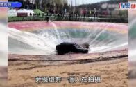 奪命「飄移」｜「汽車特技場」灑洗潔精增效果 場邊拍片男遭輾斃｜有片