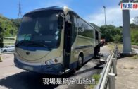 沙田旅遊巴獅隧前起火 消防救熄