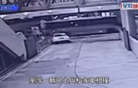 荃灣青山公路私家車小路出大路 遭單層巴士攔腰撞