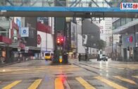 韋帕颱風｜銅鑼灣2米膠板掛電車電纜「吊吊揈」 警員十號颶風下處理 確保人車安全
