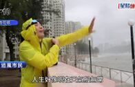 韋帕颱風︱十號風球家長帶小朋友海旁追風 即睇各區市民眾生相︱多圖