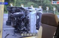 屯門公路輕型貨車撞壆翻側擱路中 女司機一度被困獲救送院