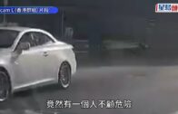 車Cam直擊｜33歲藏毒女自願上兩男私家車 中年漢癡心錯付趴車頭5公里 警閃電拘人