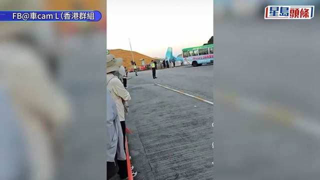 西貢東壩候車群眾鼓譟 不滿專線小巴被包 有人不用排隊即走