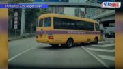 車Cam直擊｜大角咀校巴入錯路口 急煞連切兩線險釀禍 網民公憤