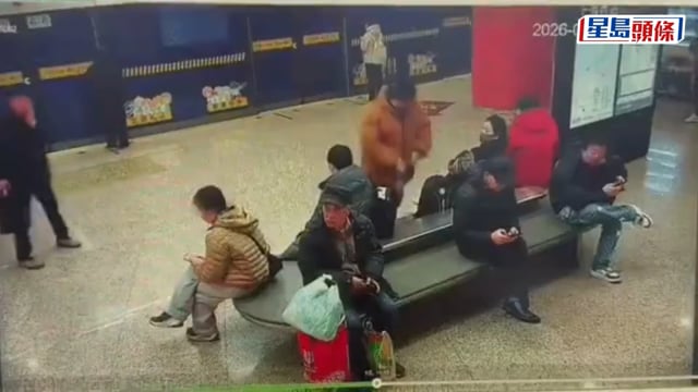 「尿袋」自燃｜上海地鐵男客外套著火月台狂奔 一個月前購入具3C認證｜有片