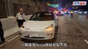車cam直擊｜青葵公路3車相撞 鐵騎士與女乘客捱撞受傷 尾隨Tesla收掣不及撞飛電單車