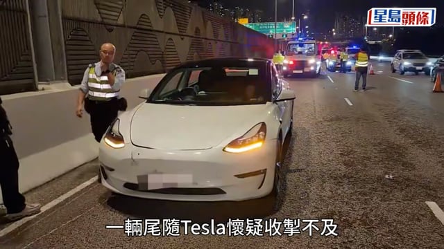 車cam直擊｜青葵公路3車相撞 鐵騎士與女乘客捱撞受傷 尾隨Tesla收掣不及撞飛電單車