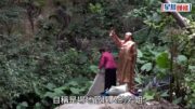 主教山僭建｜芳姐站毛澤東像前拒離開 與地政總署人員一度對峙 政府再延清場期限