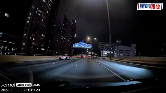 上環干諾道西天橋私家車避發泡膠箱減速 的士追尾相撞造成5傷送院