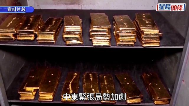 伊朗局勢｜戰火推高金價 油麻地金舖人頭湧湧 市民冒雨排隊買金:打仗就會升多啲