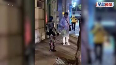 澳門街頭機械人嚇煞老婦 操控者遭警方提醒 網民笑言如《智能叛變》｜有片