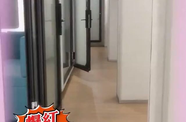 星島申訴王｜直擊尖沙咀$39超平時鐘太空艙 設大張梳化 霧化玻璃 淋浴間變「爆房」勝地?