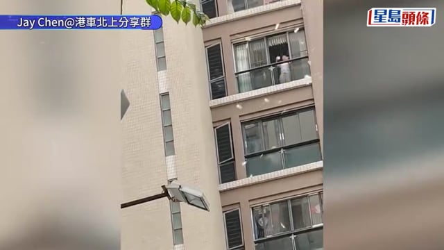 港鈔「金牛」汕頭鬧市紛飛 大媽撒錢落街惹途人執拾 當地派出所:已處理