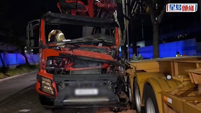 元朗左軚石屎泵車撼40呎拖架 司機雙腳被夾 半昏迷送院