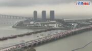 回港高峰︱港珠澳大橋塞爆 車龍長達近5公里 望不到龍尾