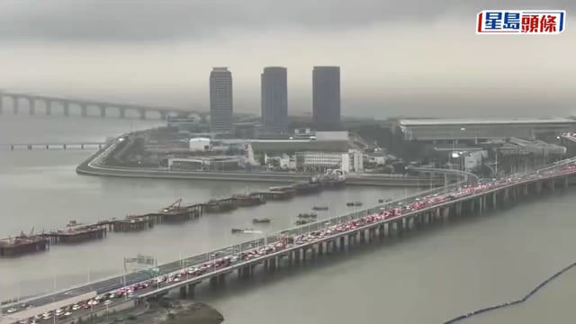 回港高峰︱港珠澳大橋塞爆 車龍長達近5公里 望不到龍尾