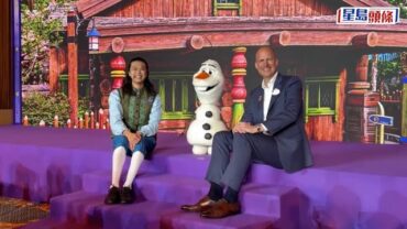 香港迪士尼CEO帶Olaf AI機械人亮相 搶先Say Hi 影相識擺Pose 傳百萬美元研發