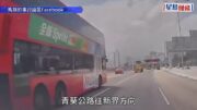 有片｜青葵公路巴士與2工程車相撞釀22傷 有人跑走2條行車線上路壆逃命