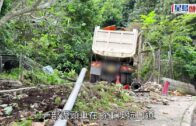 將軍澳泥頭車衝落山坡卡污水渠 司機一度被困輕傷送院