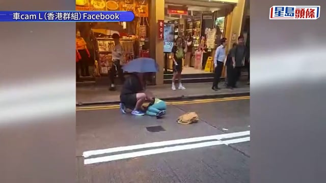 尖沙咀七旬婦過馬路捱的士撞 兒子撐傘為母擋雨高呼:撞到個人呀！
