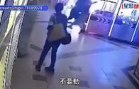 葵涌廣場夾公仔店疑遭盜竊 店員摺凳毆禿頭漢 網民驚呼：隨時攞命