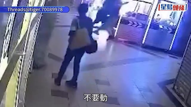 葵涌廣場夾公仔店疑遭盜竊 店員摺凳毆禿頭漢 網民驚呼：隨時攞命
