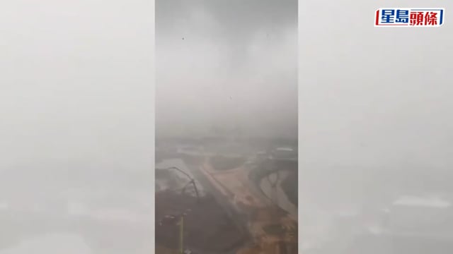 極端天氣｜廣州從化驚現龍捲風 吹塌工地棚架及樹木｜有片