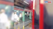 輕鐵躁漢疑「打人打到落車」 格劍式舞手杖窮追 男乘客急逃 網民因一嬌俏動作爆笑｜Juicy叮