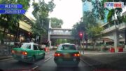 車Cam直擊上水兩的士衝紅燈 警拘兩七旬男司機