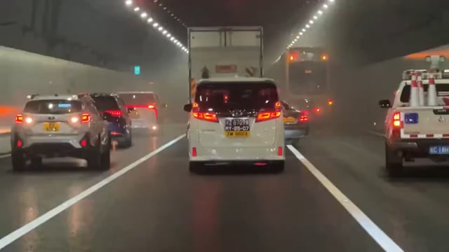 有片︱港珠澳大橋海底隧道車輛着火 往珠海及澳門方向管道一度全線封閉