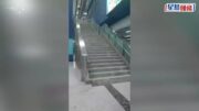 黑雨｜沙田迎大暴雨 港鐵大圍站梯間變瀑布 職員忙於掃水清理